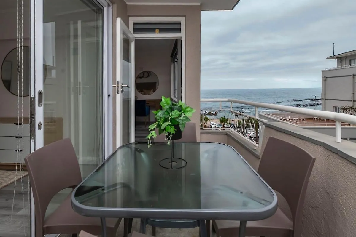Modern Coastal Apt In Sea Point Cape Town